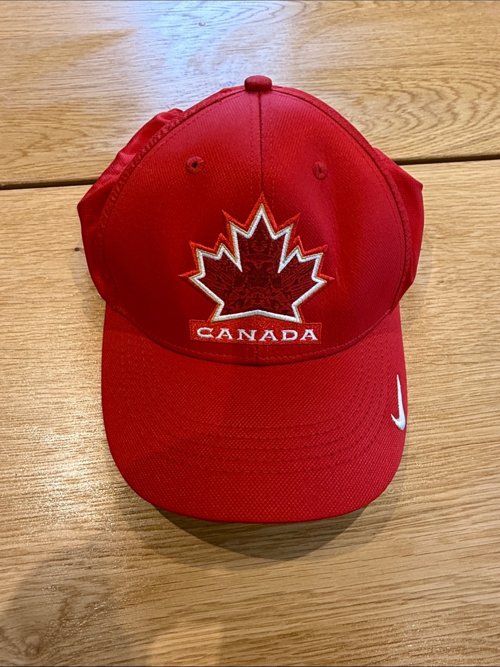 Nike Red Team Canada Maple Leaf Logo Cap - Picture 1 of 5